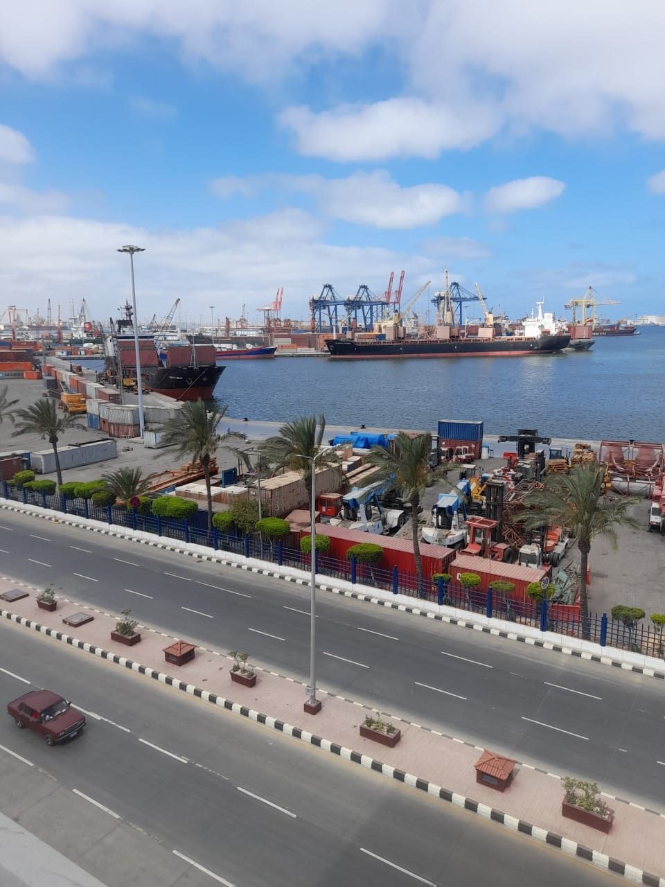 تجهيز وتحميل الحاويات داخل ميناء الإسكندرية