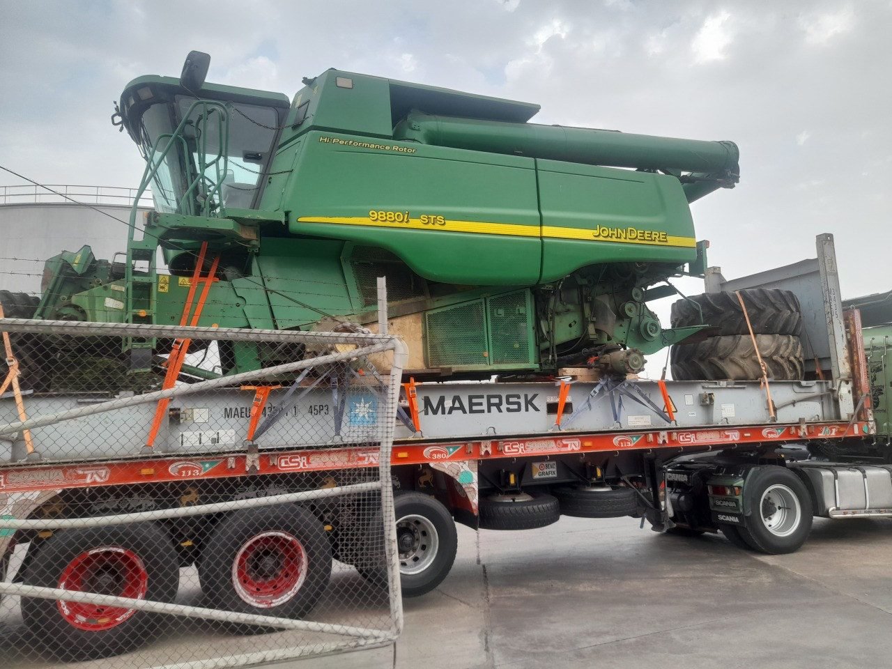 نقل حصادة John Deere 9880i STS على كسّاحة من ميناء الإسكندرية