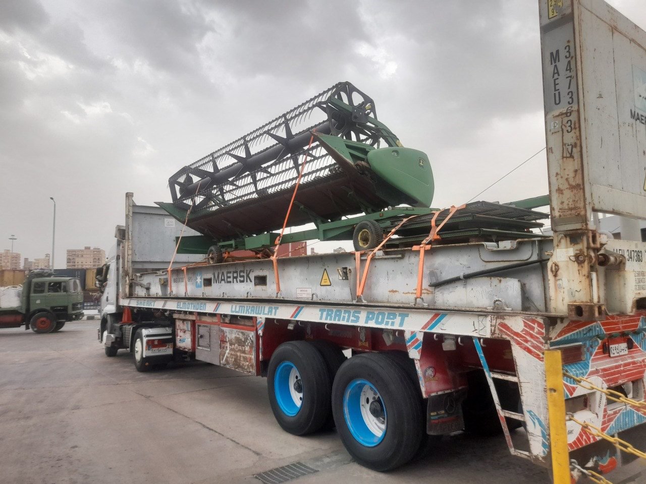 نقل معدات زراعية على كسّاحة من ميناء الإسكندرية